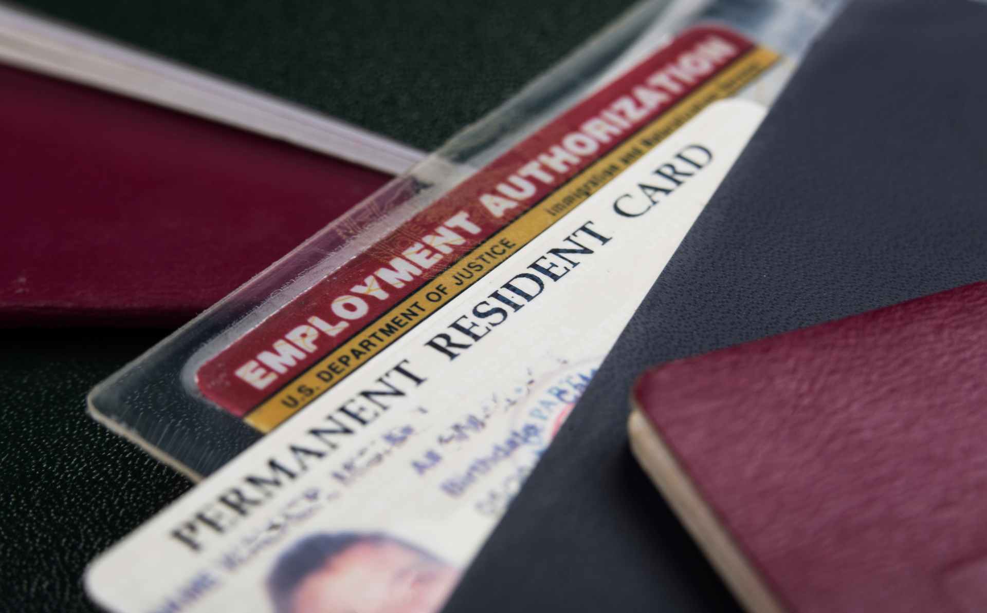 USCIS confirma las principales vías para obtener la residencia permanente en Estados Unidos