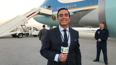 Univision y Telemundo reconfiguran sus pantallas entre recortes y salidas de figuras históricas