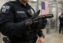 ICE planea gastar $20 millones en guantes eléctricos para detener a migrantes y enfrenta fuertes críticas