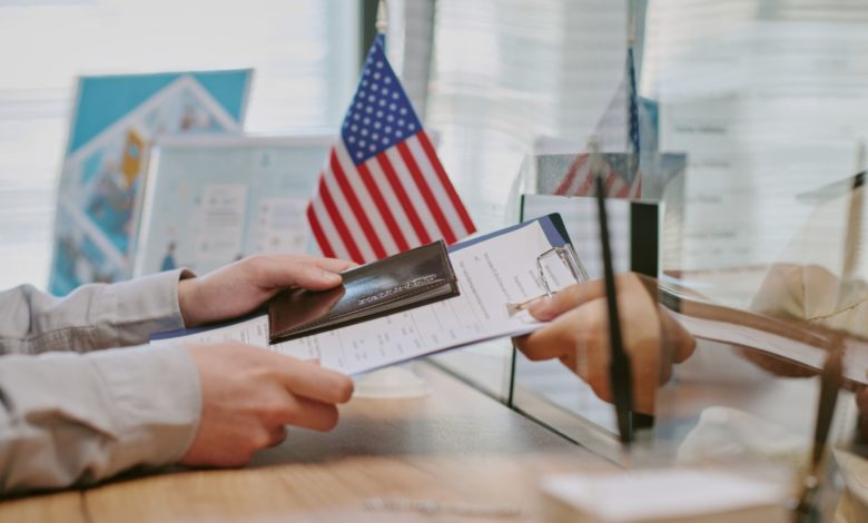 Estados Unidos estaría preparando la mayor revocación de visas de su historia y pondría bajo la lupa a solicitantes de asilo