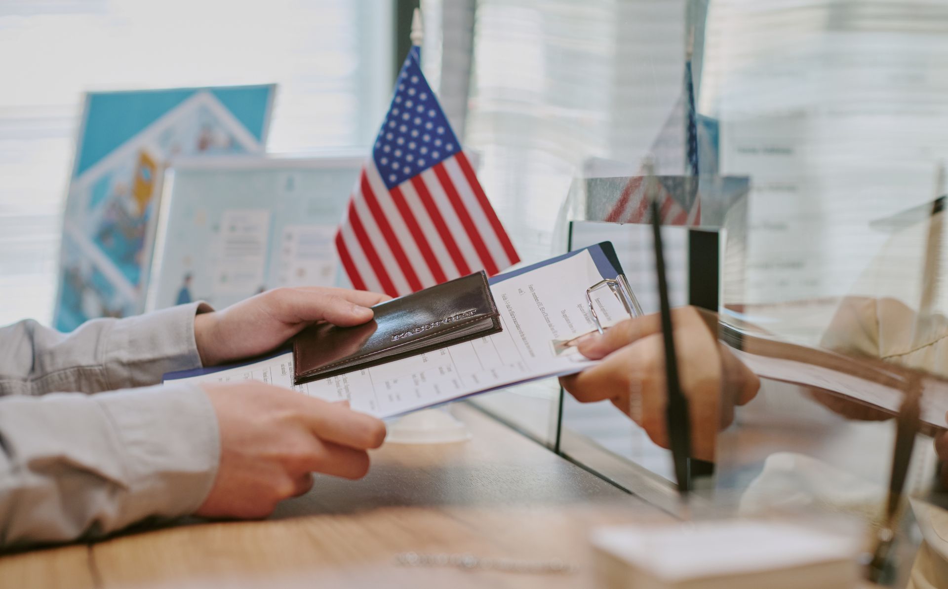 Estados Unidos estaría preparando la mayor revocación de visas de su historia y pondría bajo la lupa a solicitantes de asilo