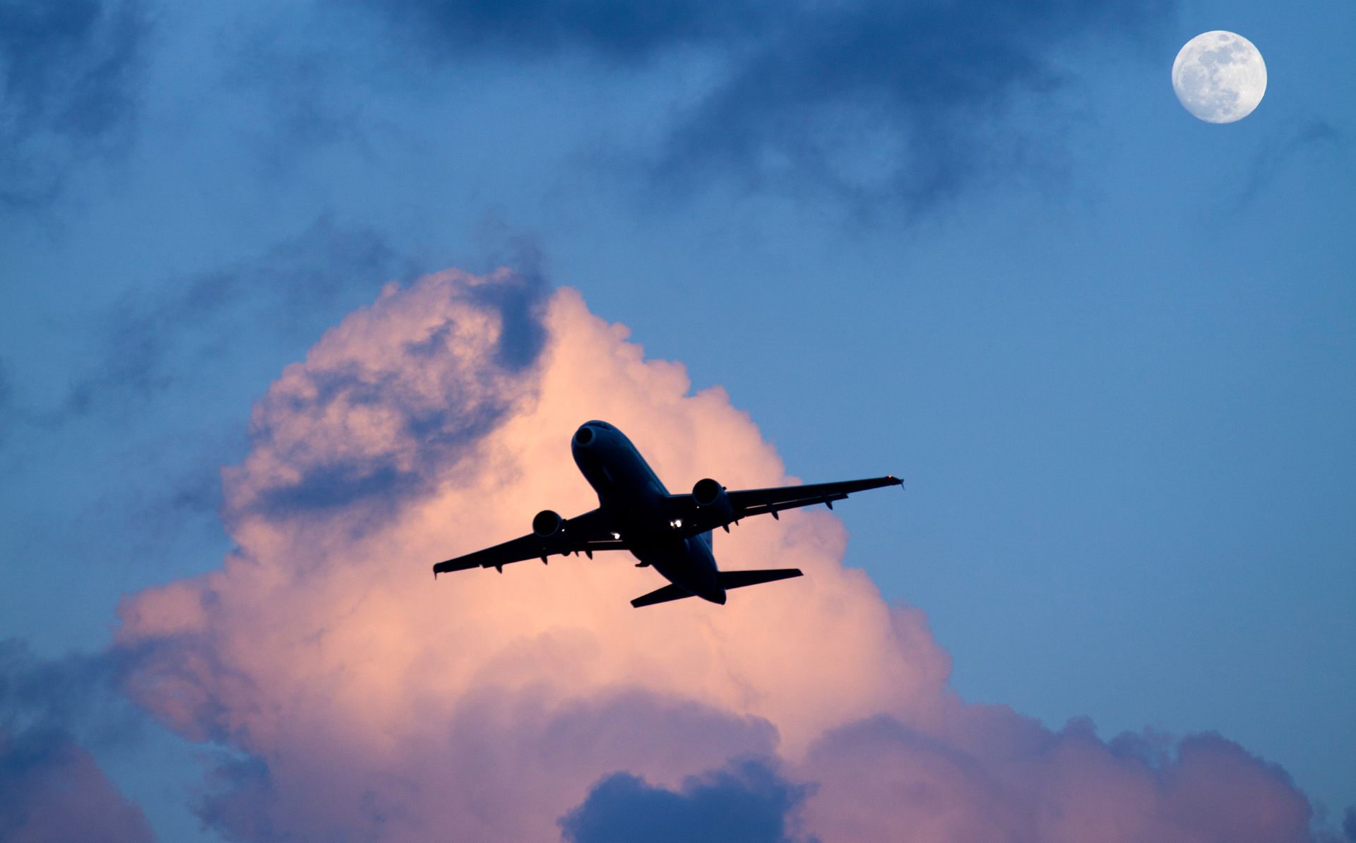 Primer vuelo de deportación a África lleva a migrantes de Venezuela, Cuba y Colombia