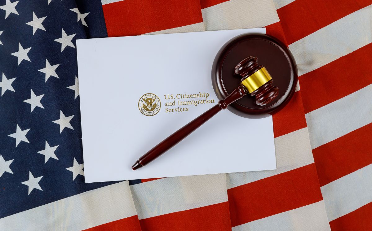Niños migrantes de hasta 3 años enfrentan procesos de deportación sin abogados en Texas