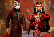 Barbie y Ken abrazan el Día de Muertos con una colección marcada por el rojo y las calaveras
