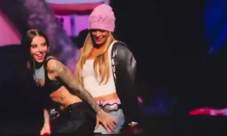 Karol G se vuelve viral por "intento de beso" junto a Young Miko, mientras prepara una fiesta mundial por TikTok