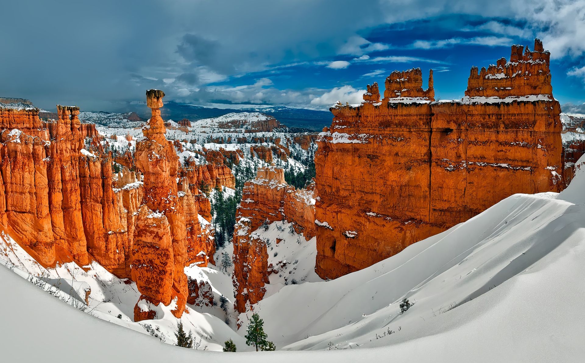 Utah recibe su primera gran nevada de la temporada: Cierran rutas y atracciones turísticas