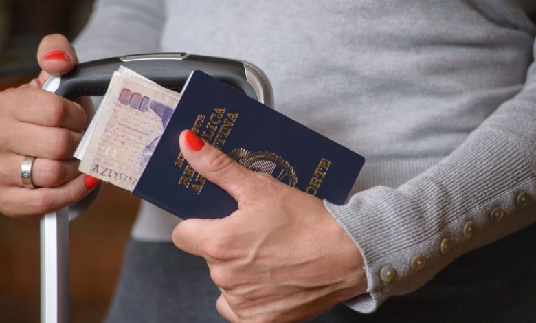 Argentina prepara un pasaporte por inversión: Cuánto costará y qué requisitos deberán cumplir los extranjeros